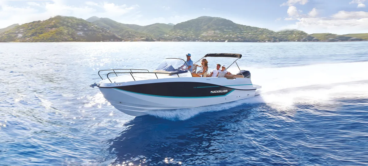 Quicksilver 755 Sundeck: Boot varend op zee met bergen