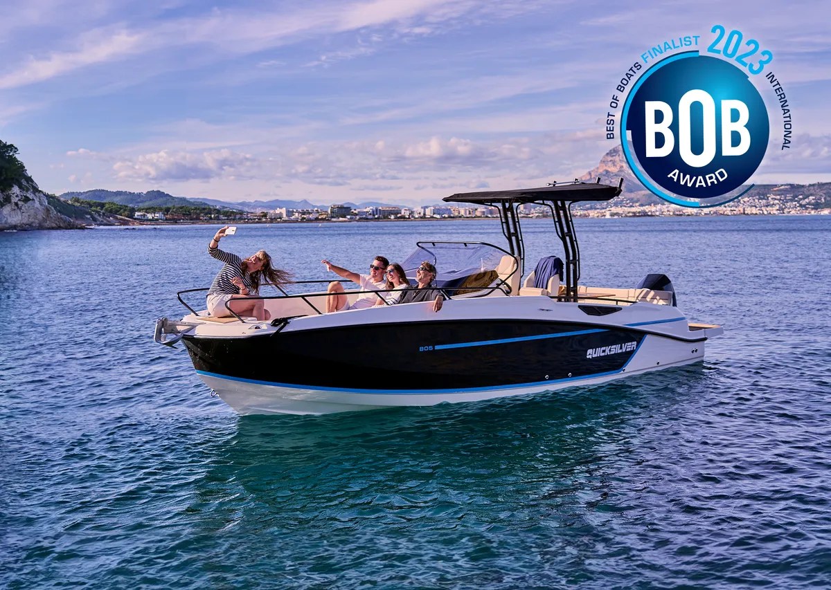 Quicksilver 805 Open: Boot met mensen op zee