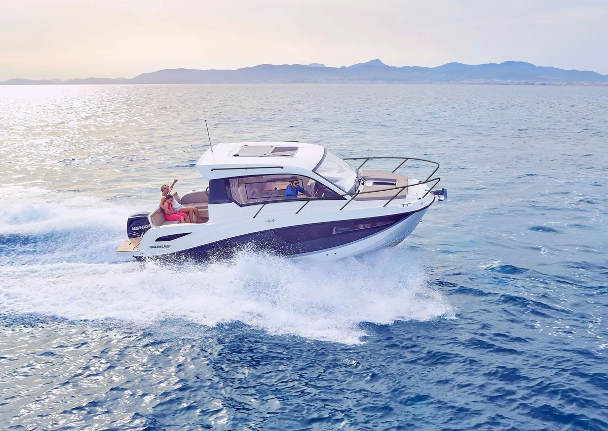 Quicksilver 805 Weekend: Boot varend op zee met gezin