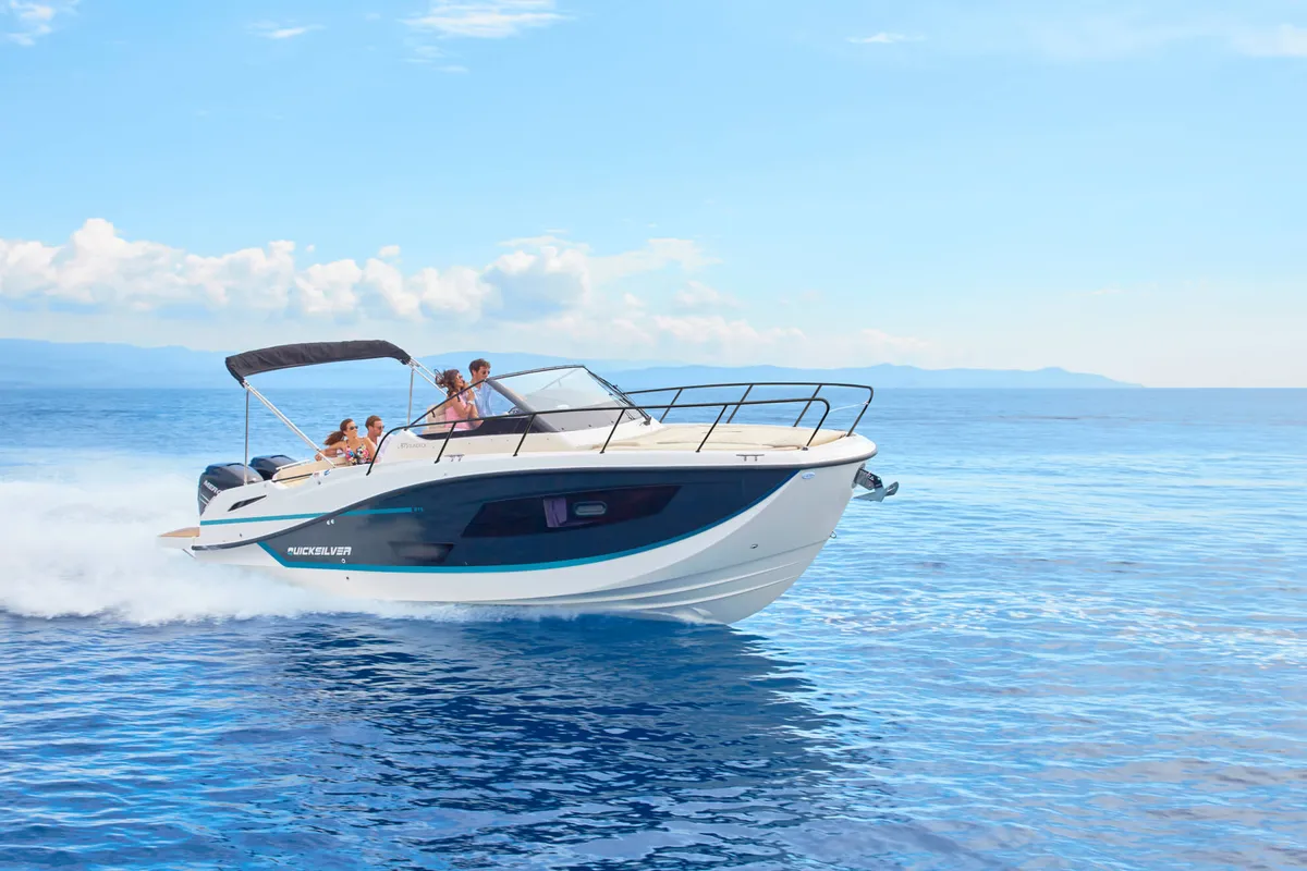 Quicksilver 875 Sundeck: Speedboot varend op zee