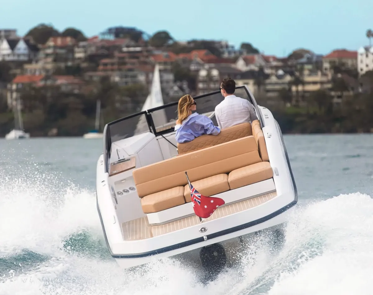 Rand Boats Leisure 28: Boot varend op water