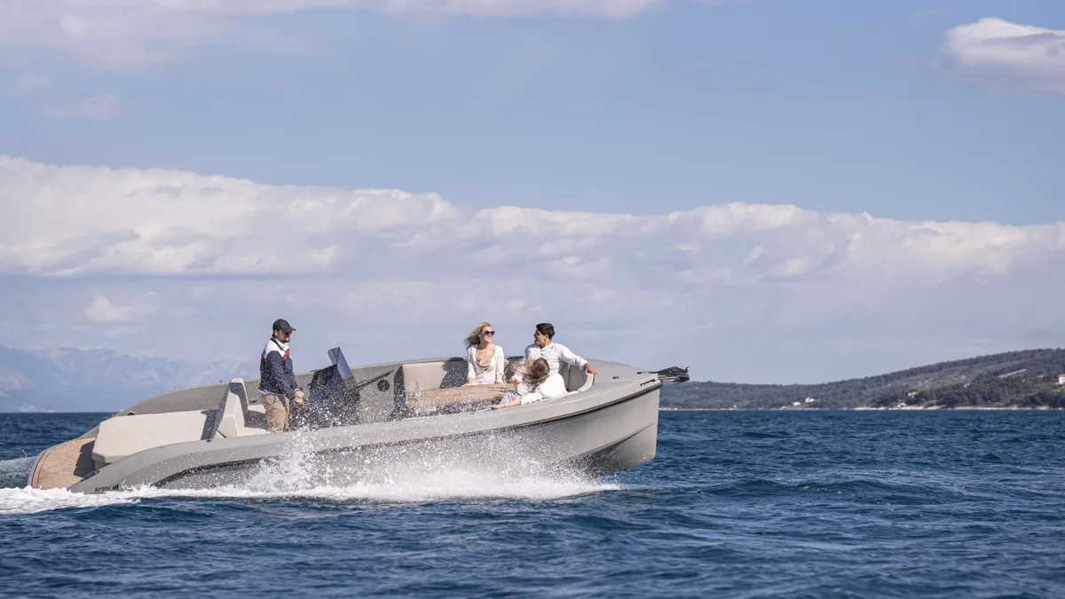 Rand Boats Play 24: Boot varend met passagiers op zee