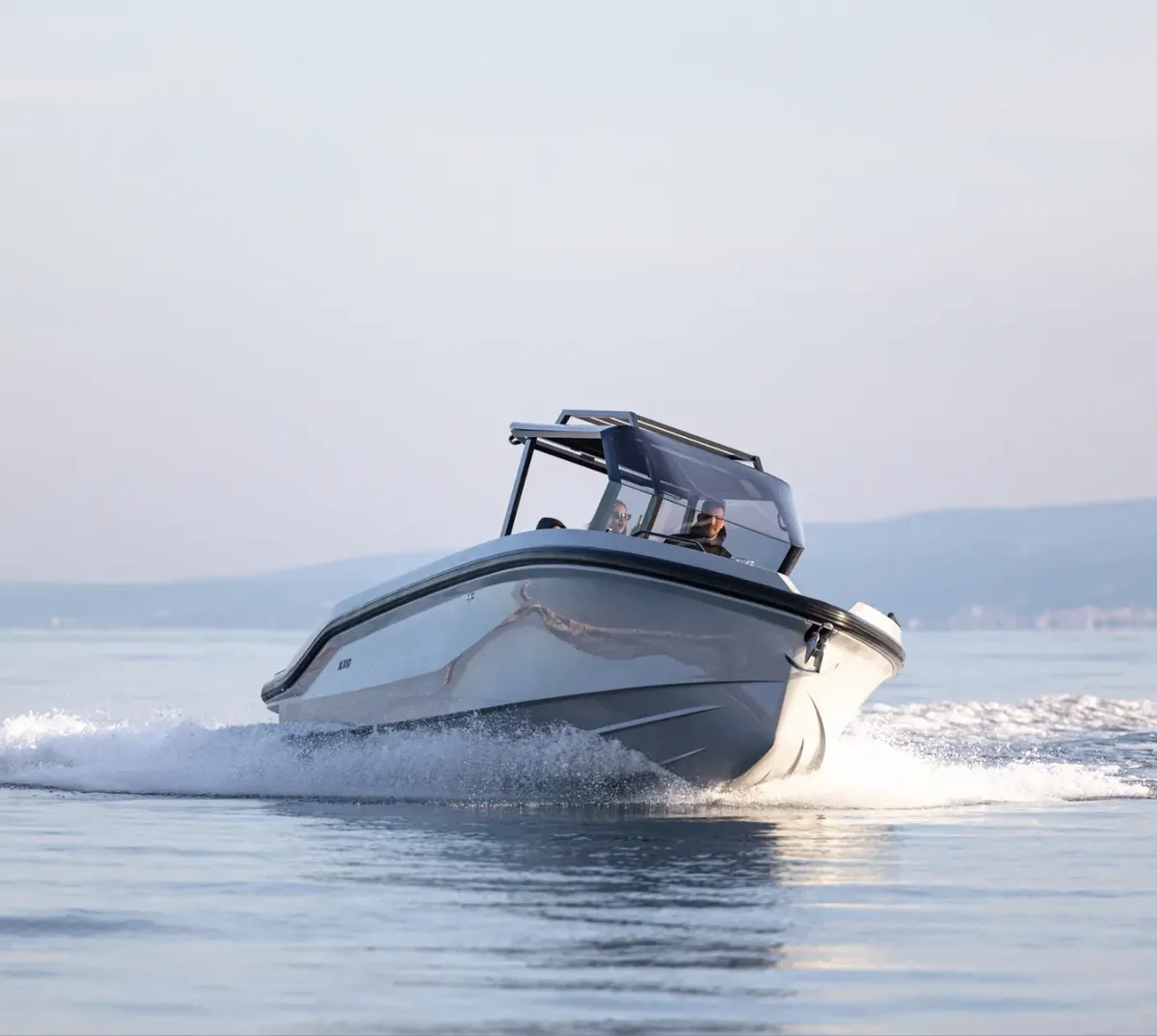 Rand Boats Roamer 29: Boot varend met golven