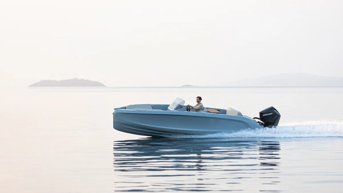Rand Boats Source 23: Boot varend op zee