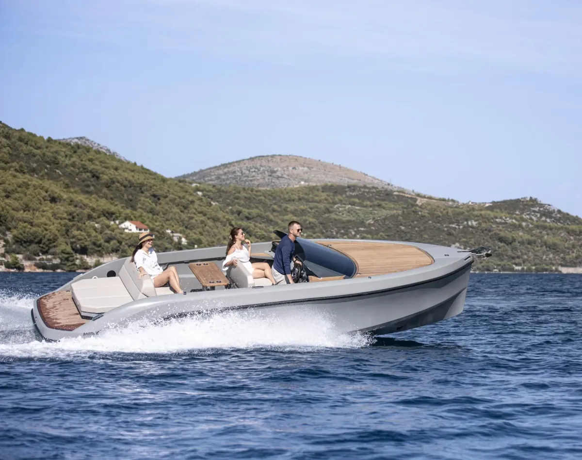 Rand Boats Spirit 25: Boot varend met passagiers
