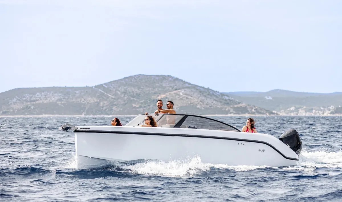 Rand Boats Supreme 27: Boot varend met mensen aan boord