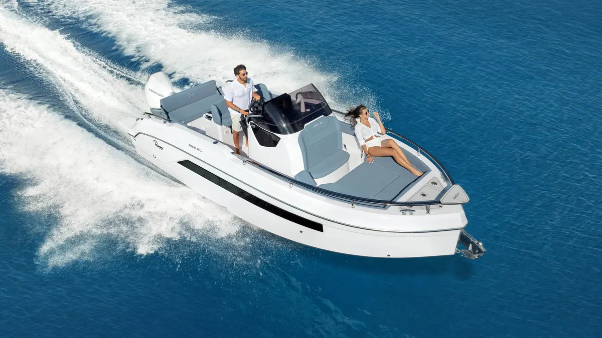 Ranieri International 255 SL: Boot varend op zee met passagiers