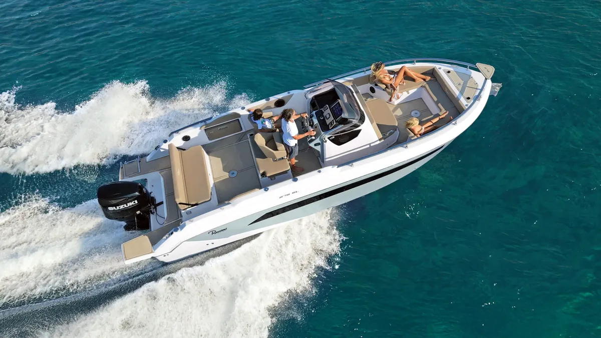 Ranieri International 275 SL: Boot varend op zee