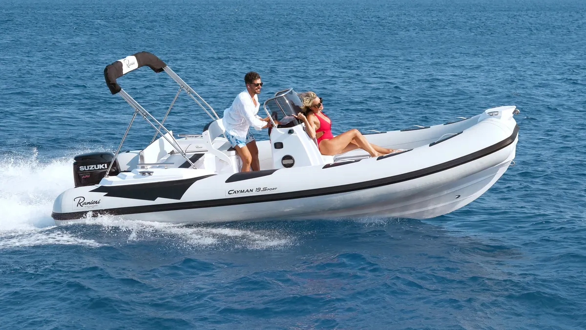 Ranieri International Cayman 19 Sport: Rubberboot varend op zee