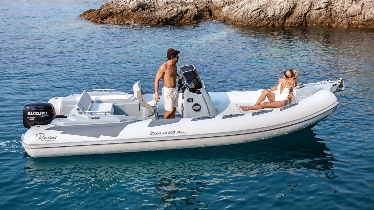 Ranieri International Cayman 21 Sport: Rubberboot met stel op zee