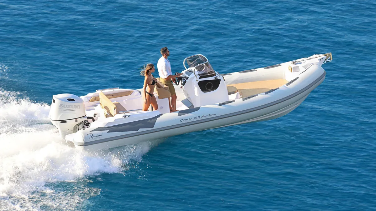 Ranieri International Cayman 23 Sport Touring: Rubberboot varend op zee