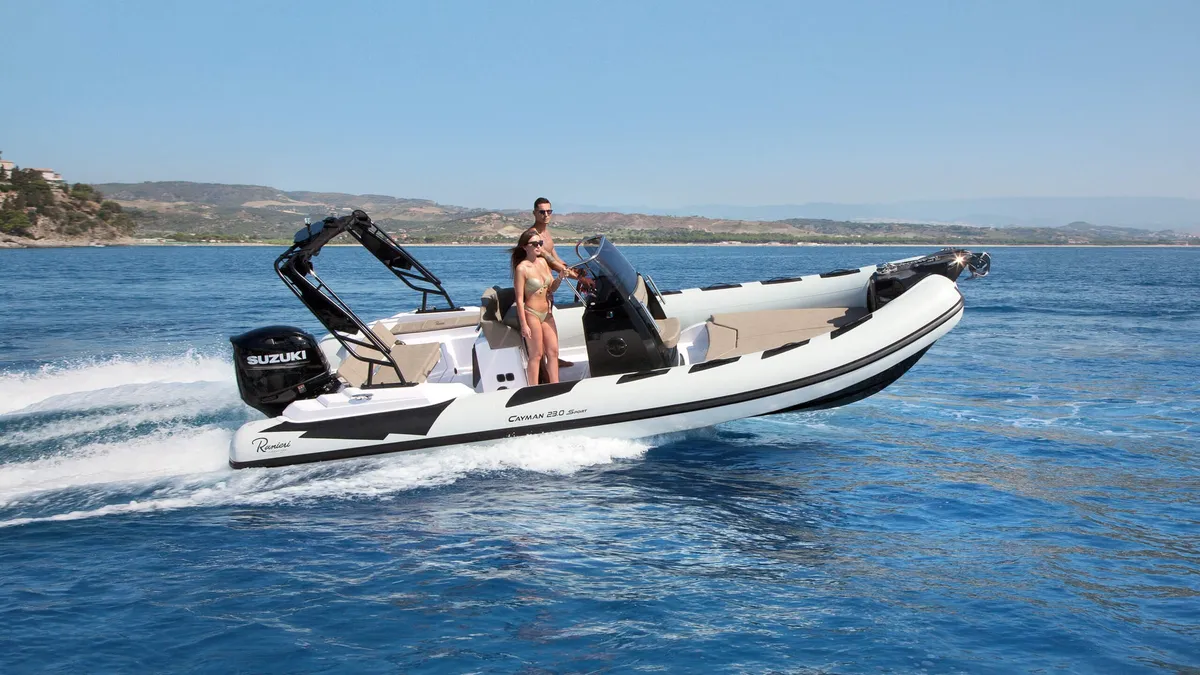 Ranieri International Cayman 23 Sport: Rubberboot varend op zee