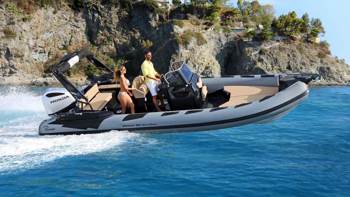 Ranieri International Cayman 26 Sport Touring: Rib boot varend op zee