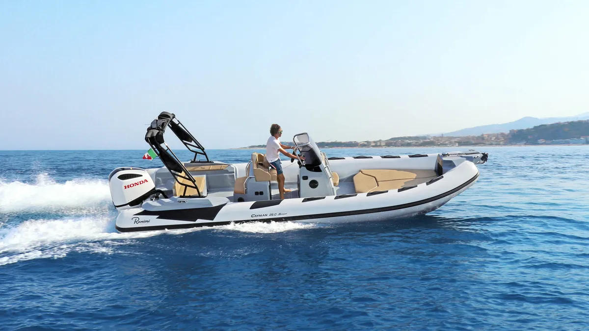 Ranieri International Cayman 26 Sport: Rib boot varend op zee