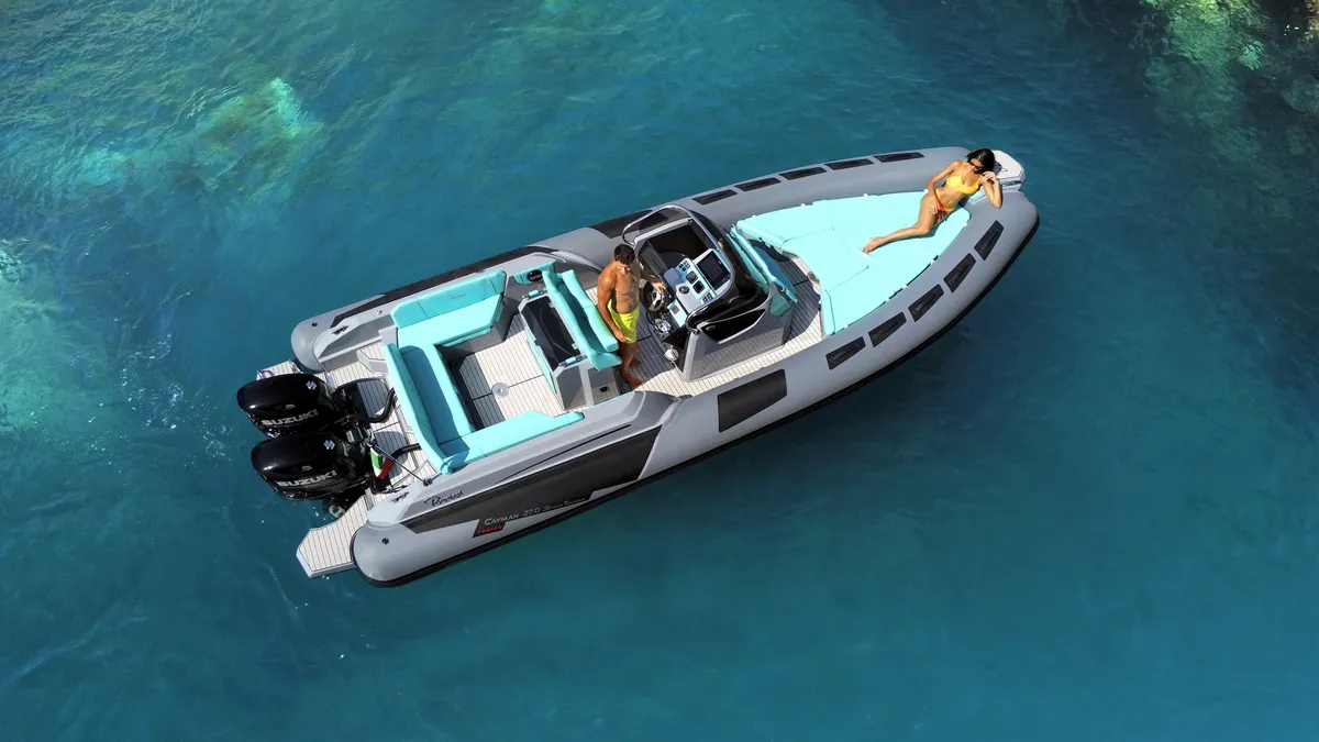 Ranieri International Cayman 27 Sport Touring: Boot van bovenaf gefotografeerd op zee