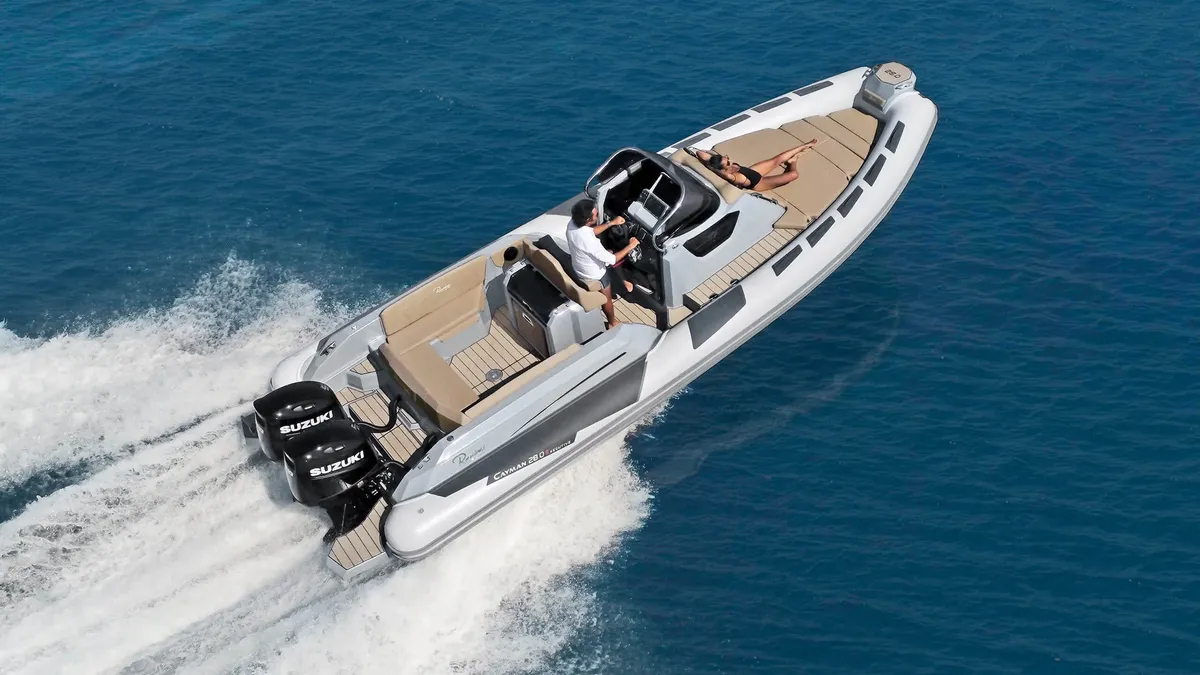 Ranieri International Cayman 28.0 Executive: Speedboot varend op zee