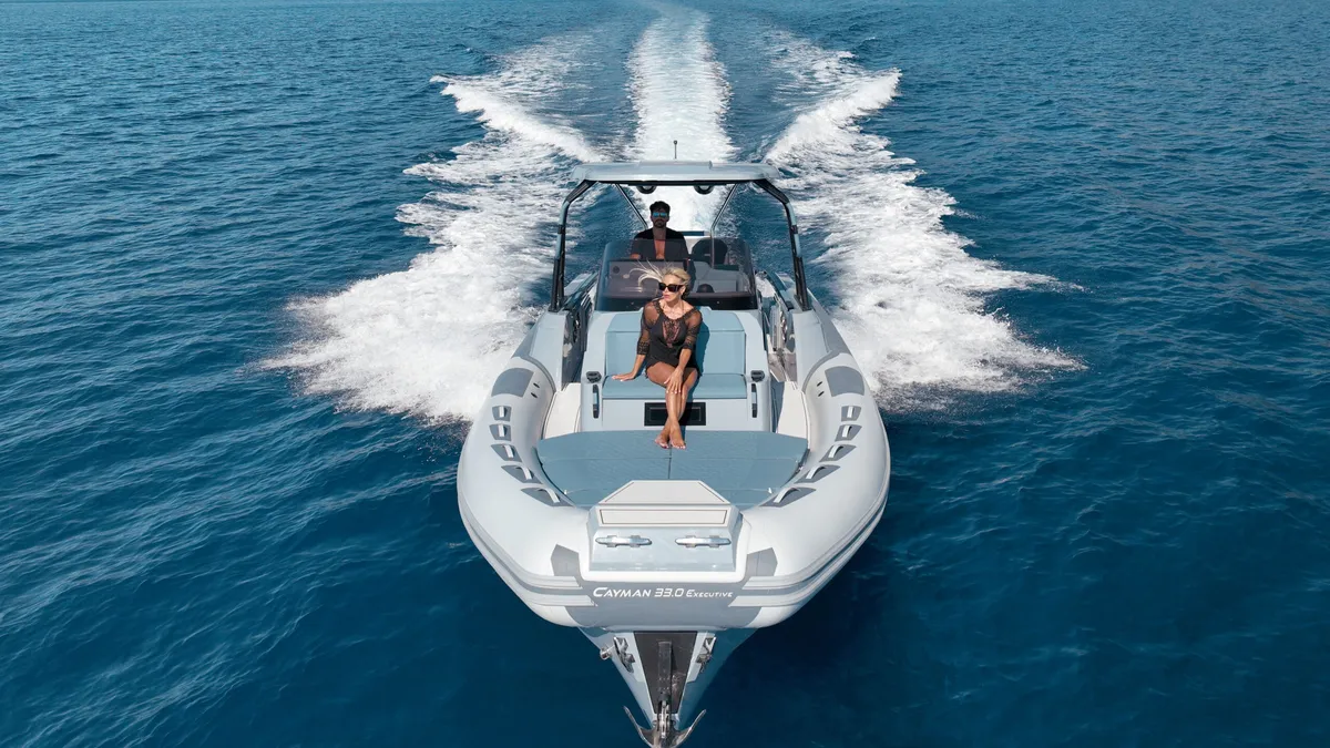 Ranieri International Cayman 33.0 Executive: Boot varend op zee