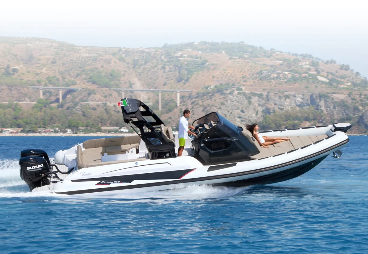 Ranieri International Cayman 35.0 Executive: Speedboot varend op zee
