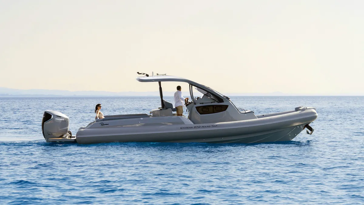 Ranieri International Cayman 37.0 Hard Top: Boot varend op zee