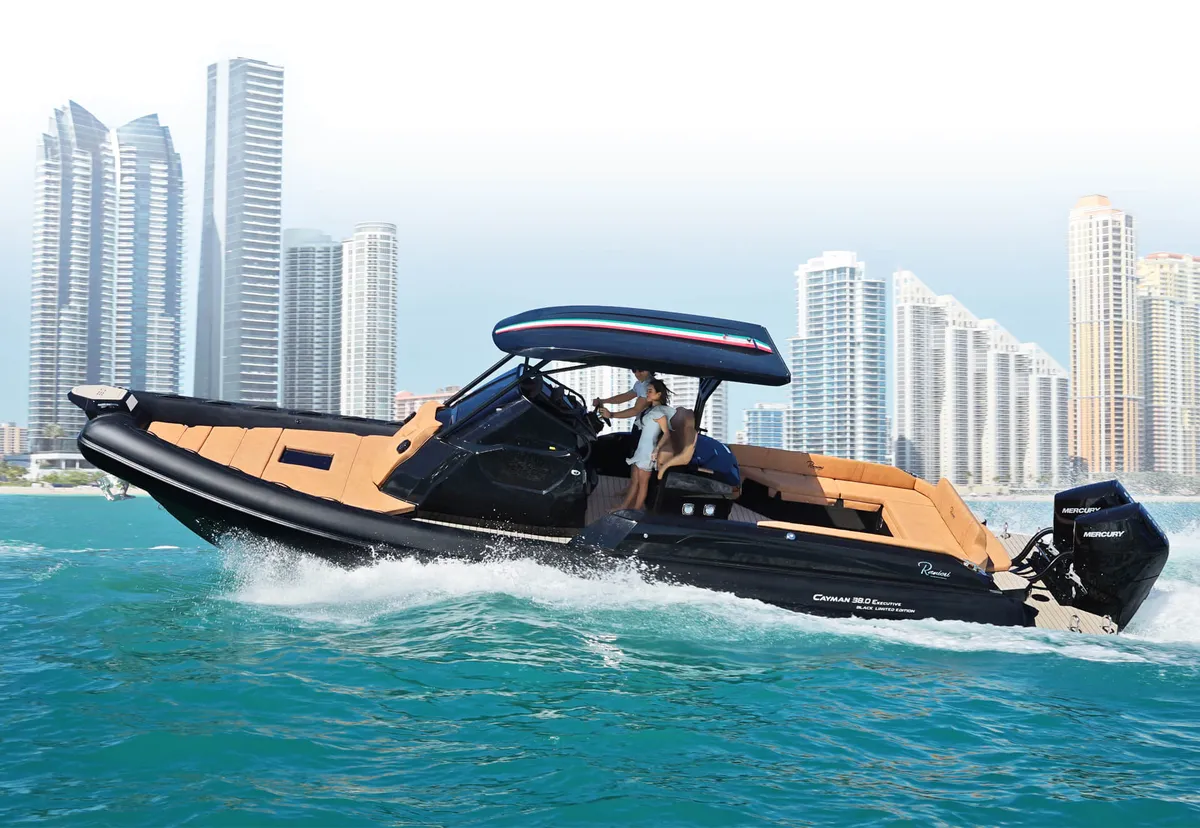 Ranieri International Cayman 38.0 Executive: Speedboot varend voor skyline