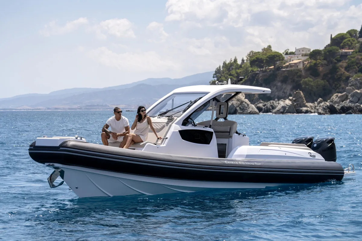 Ranieri International Cayman 41.0 Hard Top: Boot met stel op zee