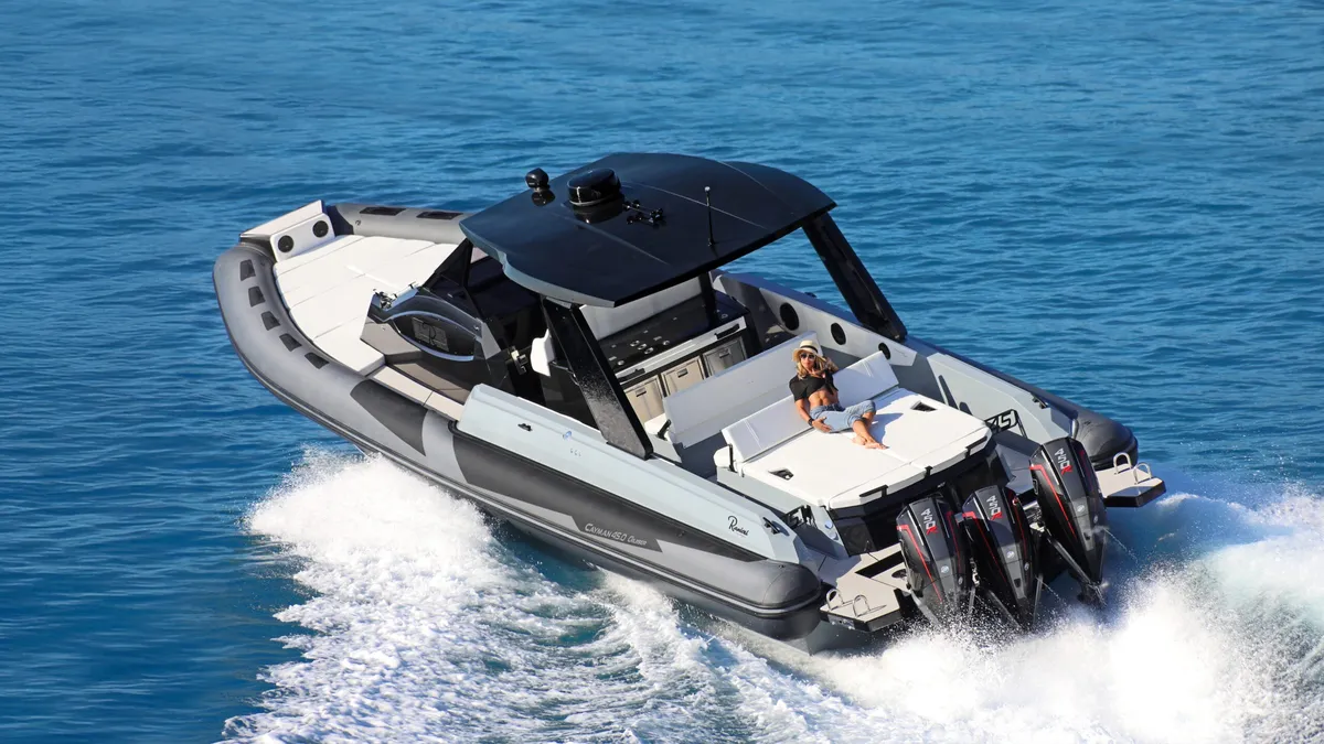Ranieri International Cayman 45.0 Cruiser: Speedboot varend met vrouw