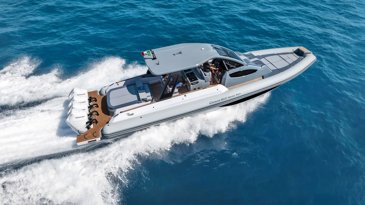 Ranieri International Cayman 50.0 Hard Top: Boot varend met golven