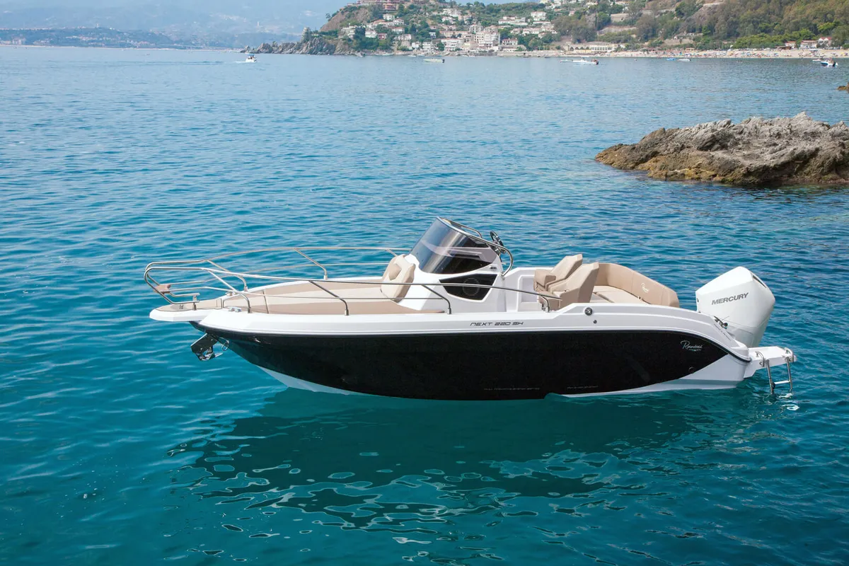 Ranieri International Next 220 SH: Boot afgemeerd bij kust