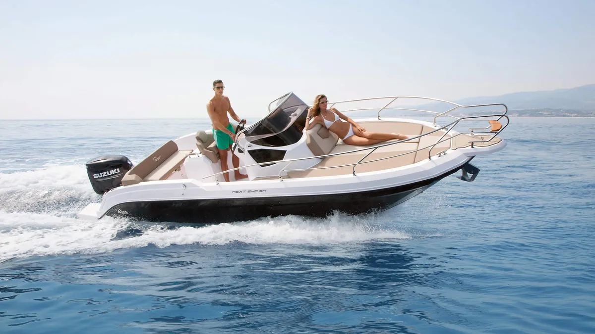 Ranieri International Next 240 SH: Boot varend op zee