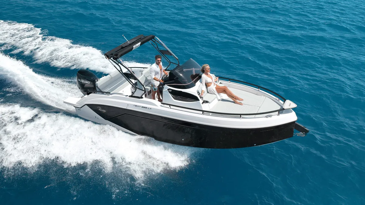 Ranieri International Next 255 LX: Boot varend op zee