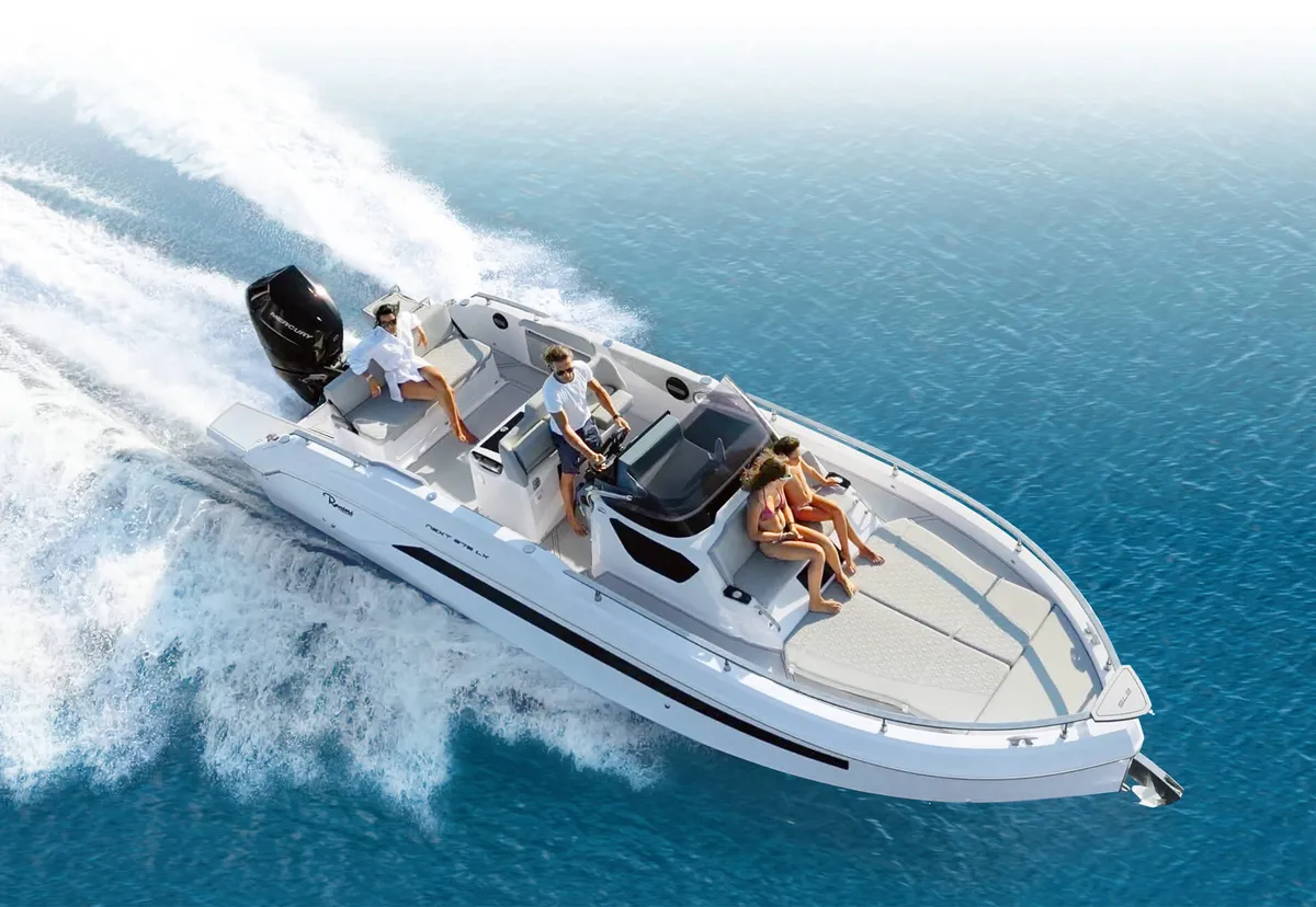 Ranieri International Next 275 LX: Boot varend op zee met passagiers