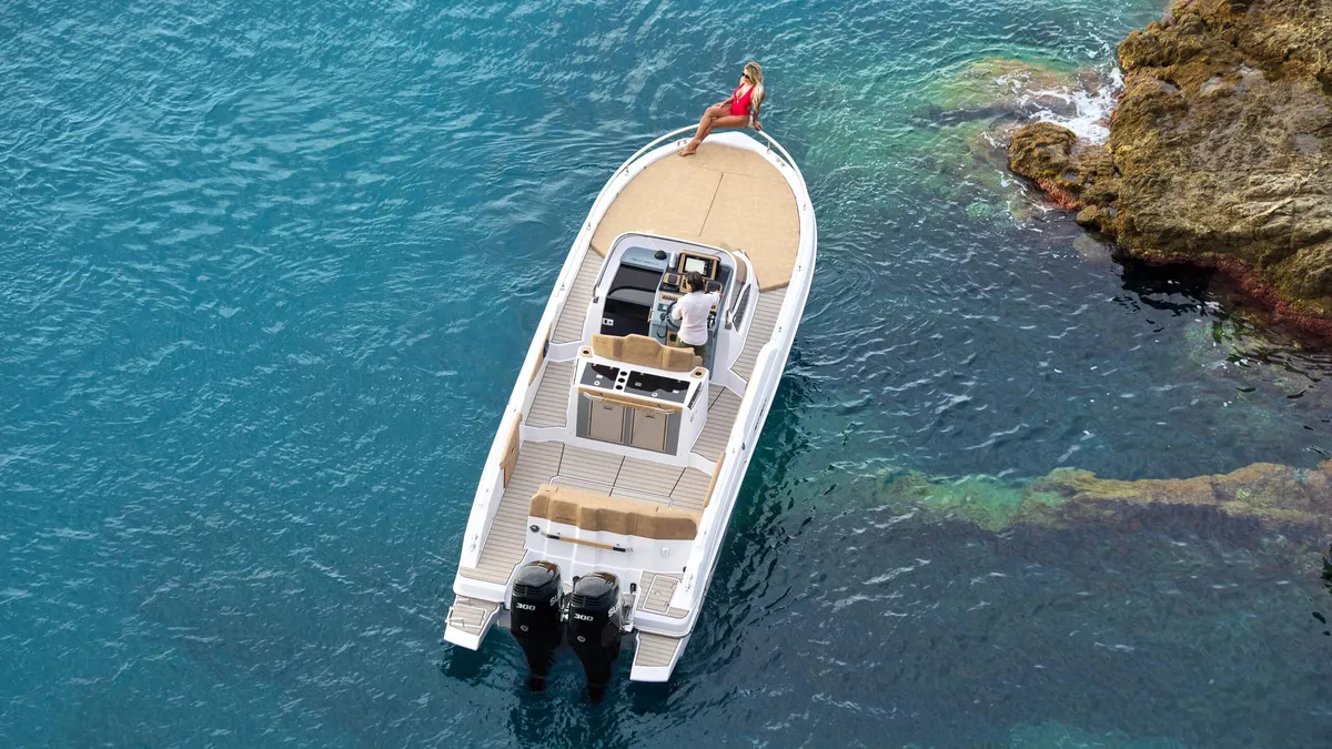 Ranieri International Next 330 LX: Boot vanuit vogelperspectief bij rotsen