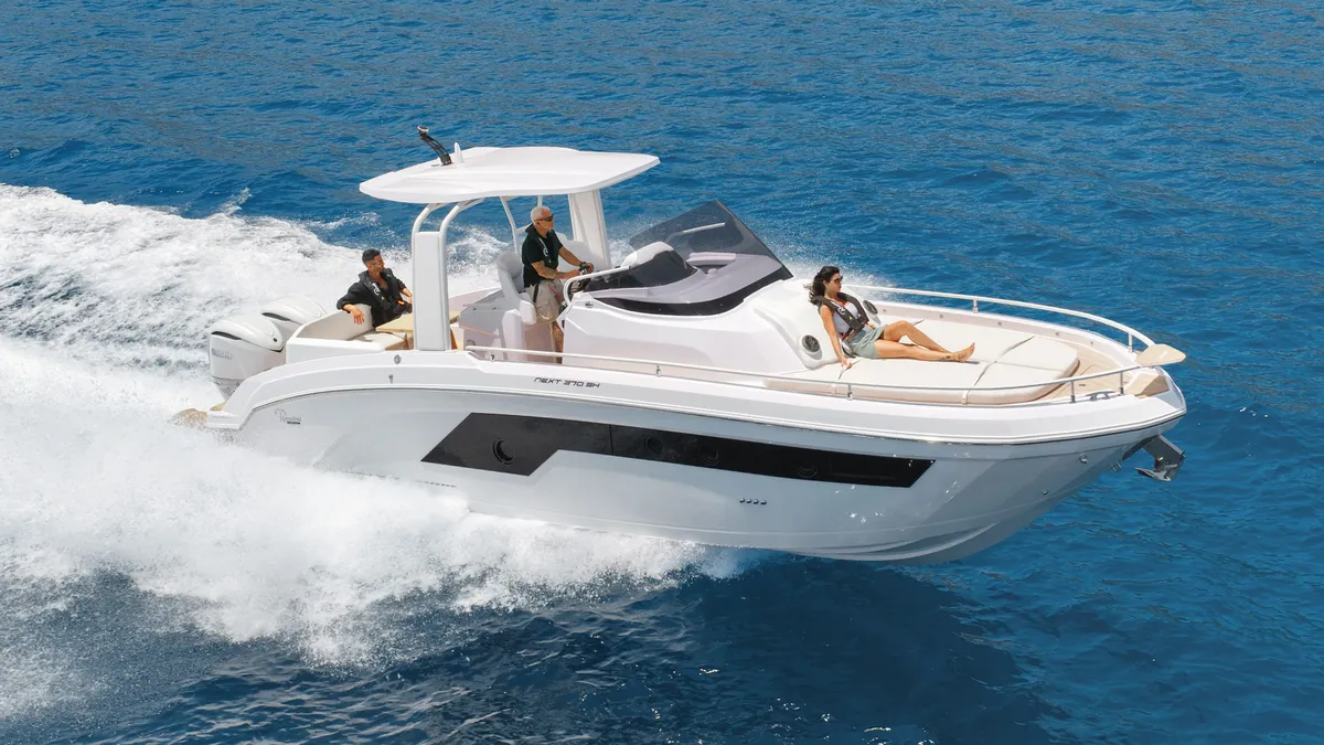 Ranieri International Next 370 SH: Boot varend op zee