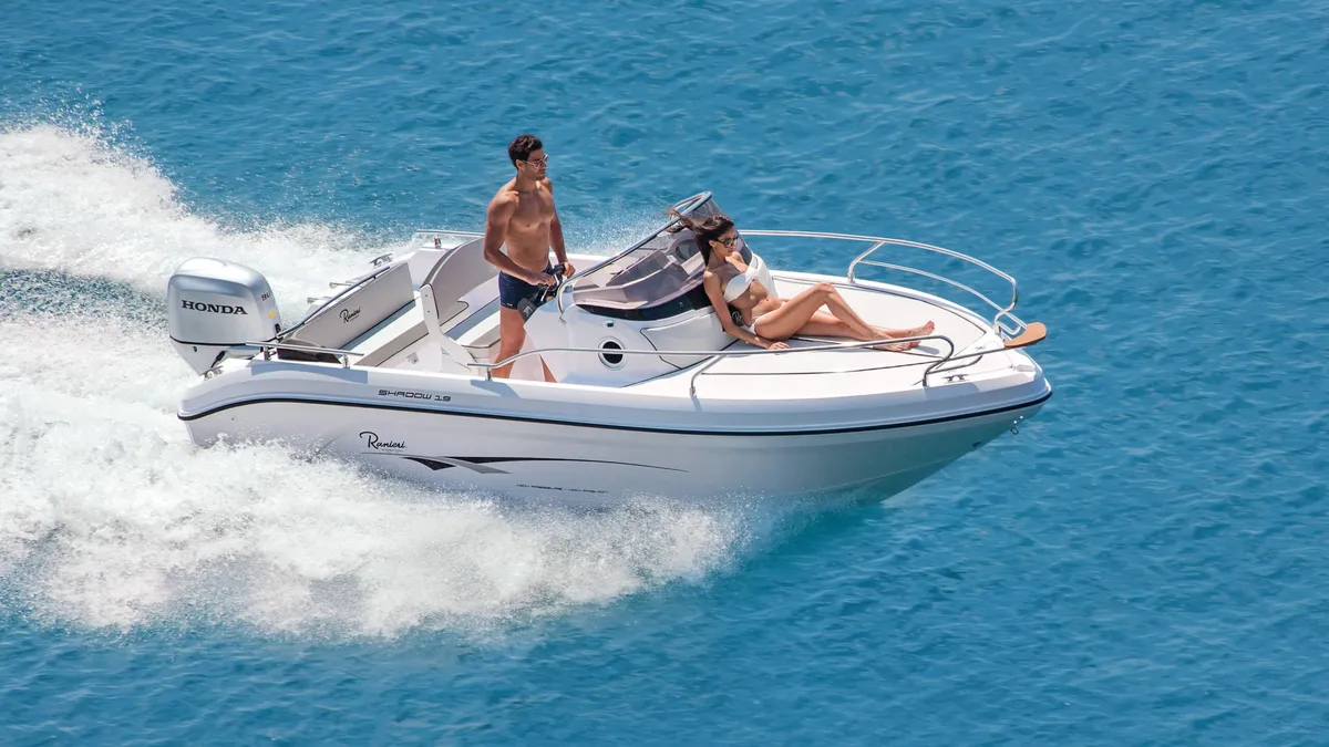 Ranieri International Shadow 19: Boot varend op zee met mensen