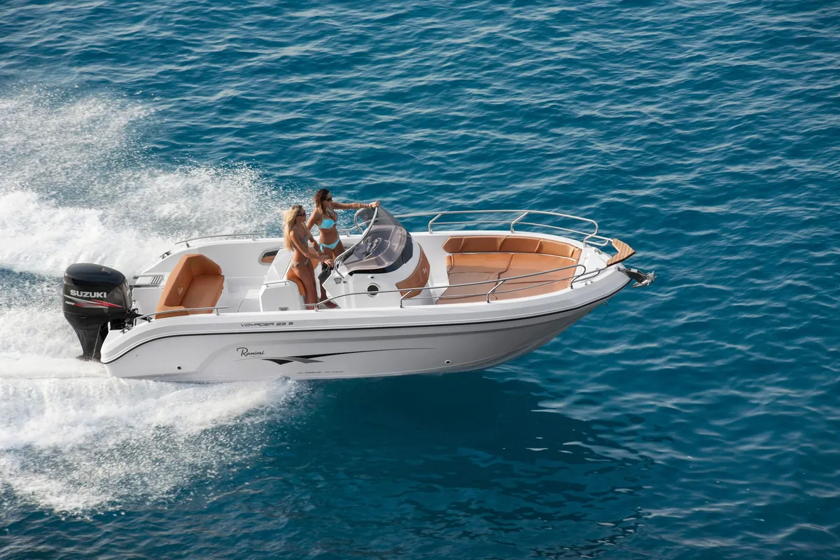 Ranieri International Voyager 23 S: Boot varend op zee