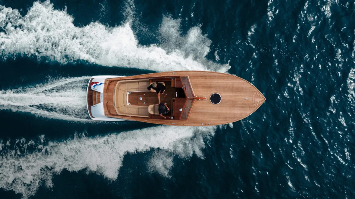 Rapsody Yachts R32: Boot varend op zee vanuit vogelperspecti
