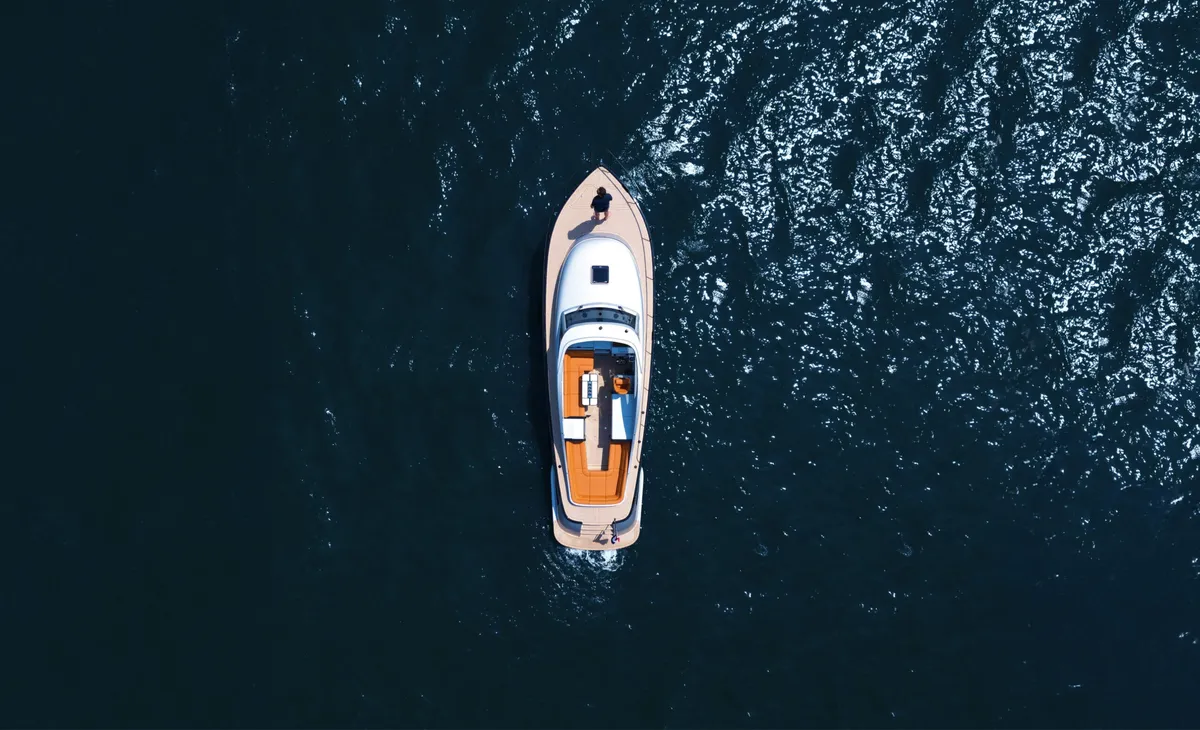 Rapsody Yachts R38: Luchtfoto boot op water