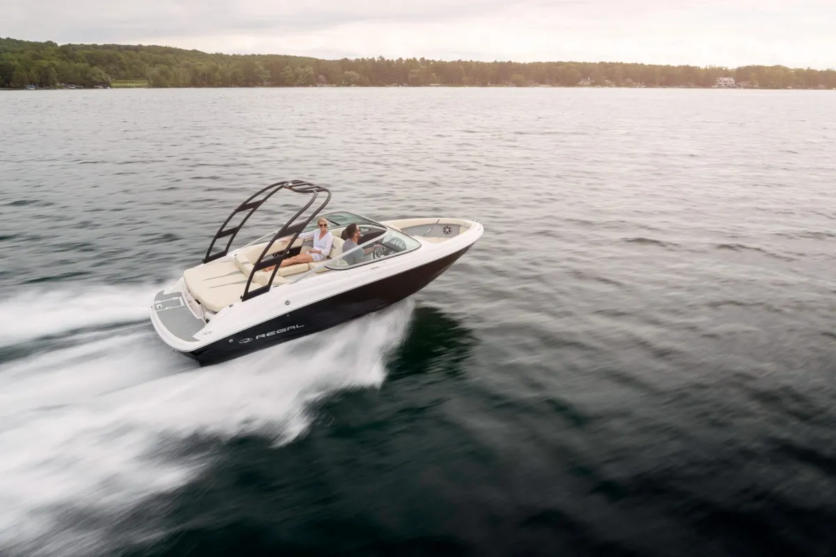 Regal 2000 ES: Varend op meer