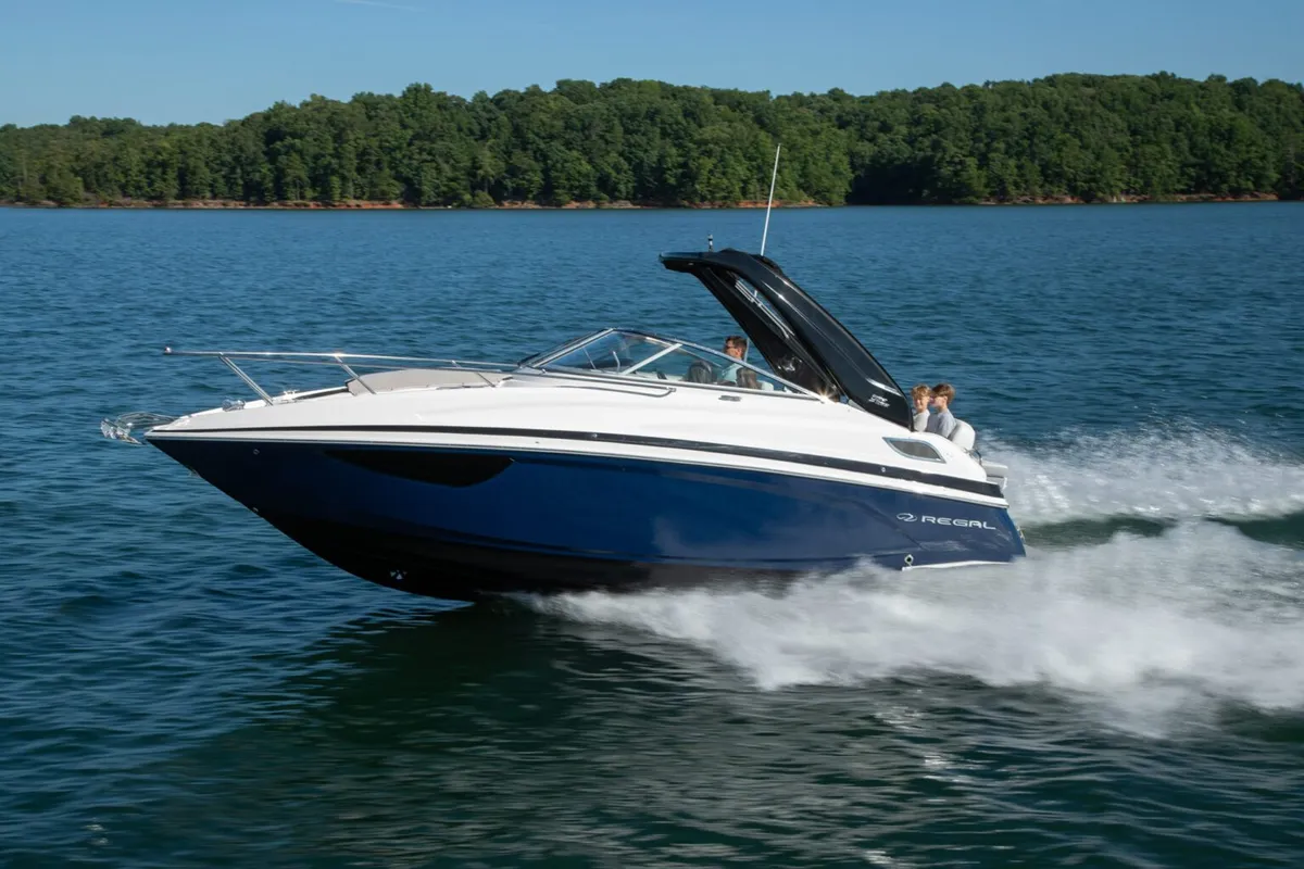 Regal 28 Express: Zijaanzicht varend