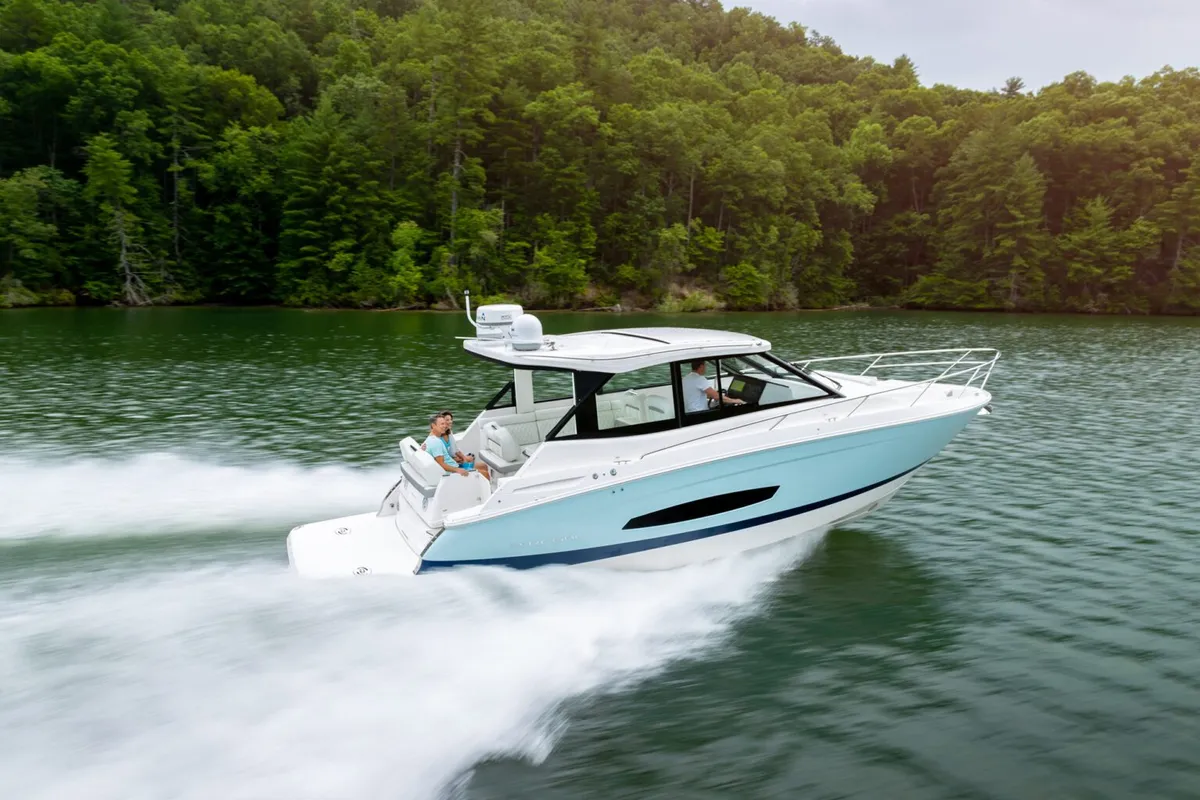 Regal 36 Grande Coupe: Varend op meer