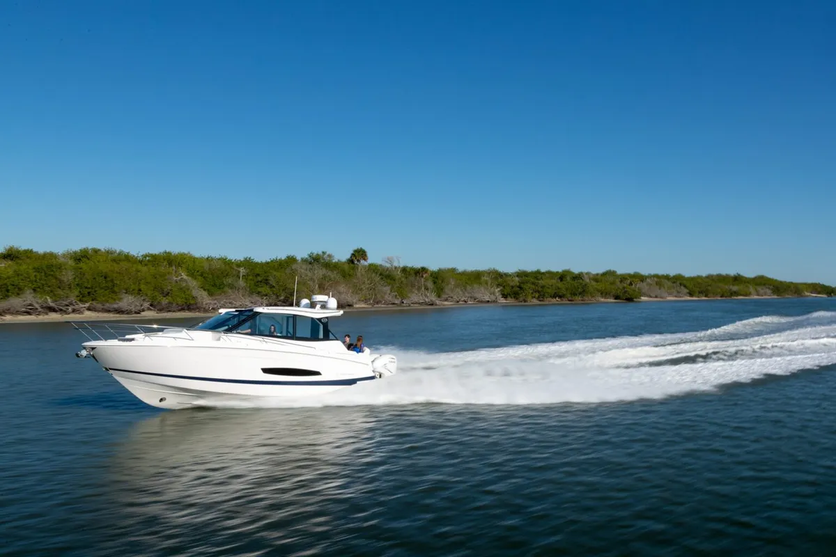 Regal 36 XO: Zijaanzicht varend