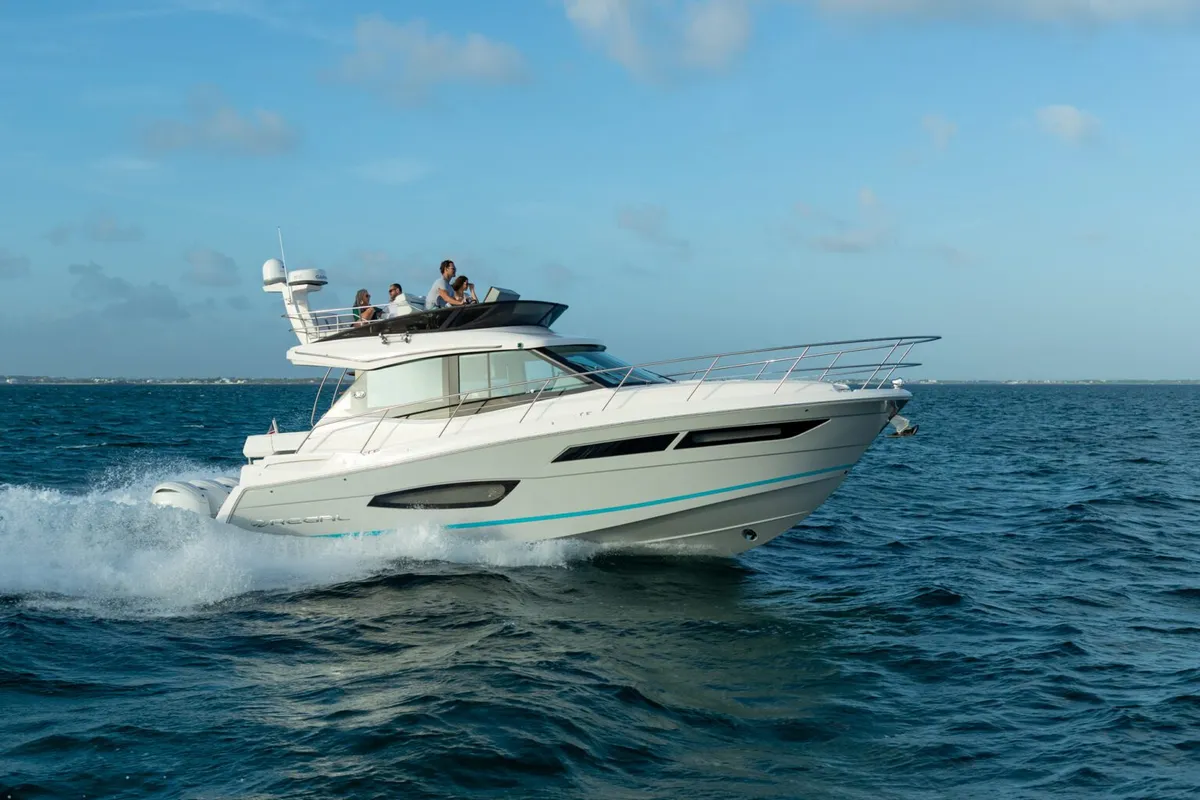 Regal 38 FXO: Zijaanzicht varend