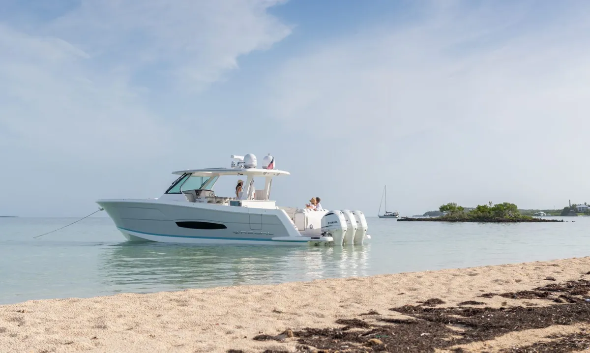 Regal 38 SAV: Zijaanzicht aan strand