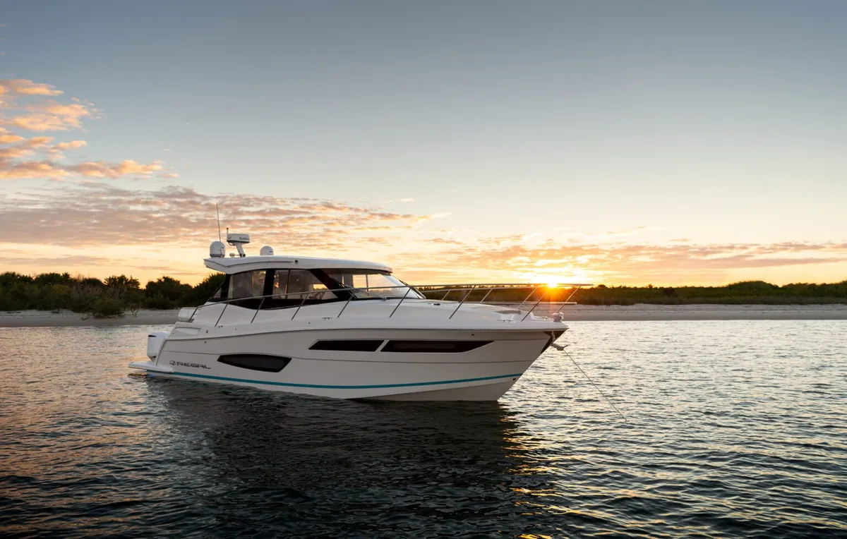 Regal 38 XO: Zijaanzicht bij zonsondergang
