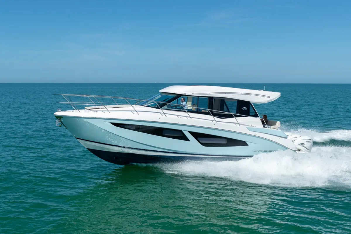 Regal 42 XO: Varend op zee