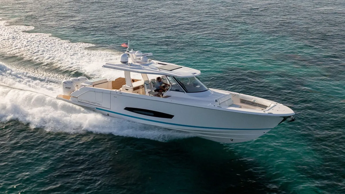 Regal 43 SAV: Varend op zee