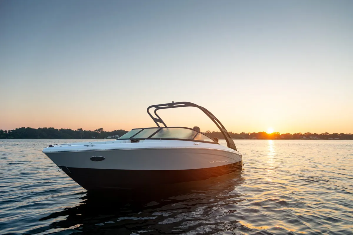 Regal LS2: Voor anker bij zonsondergang