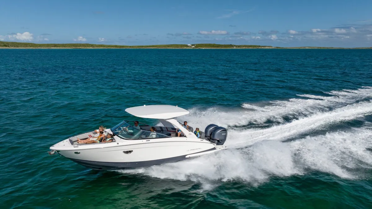 Regal LX9: Varend zijaanzicht