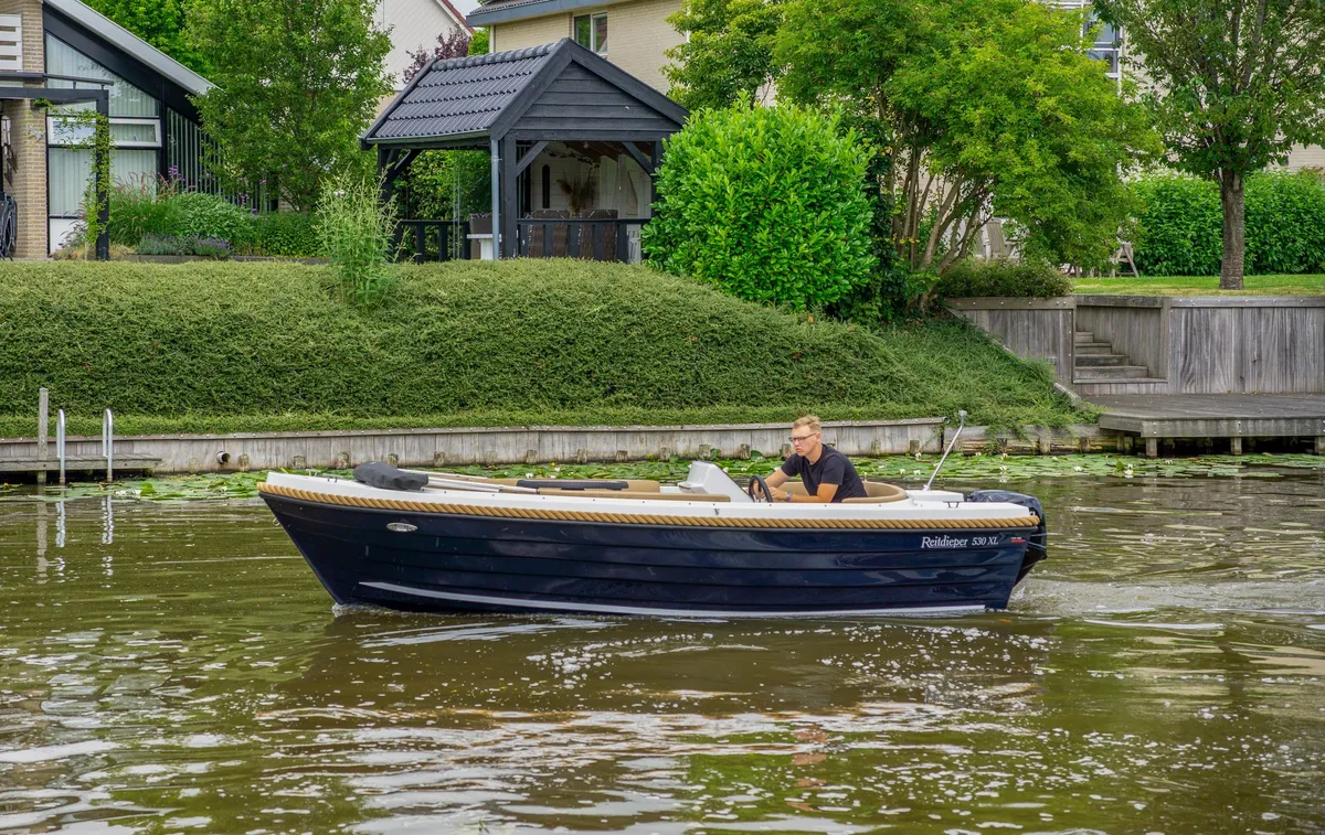 Reitdieper 530 XL: Boot varend op water