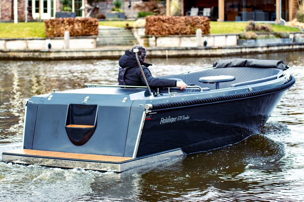 Reitdieper 570 Tender: Boot varend op water